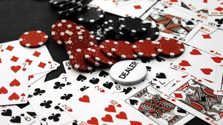 Filipino player enjoying live dealer baccarat on shewin Casino mobile